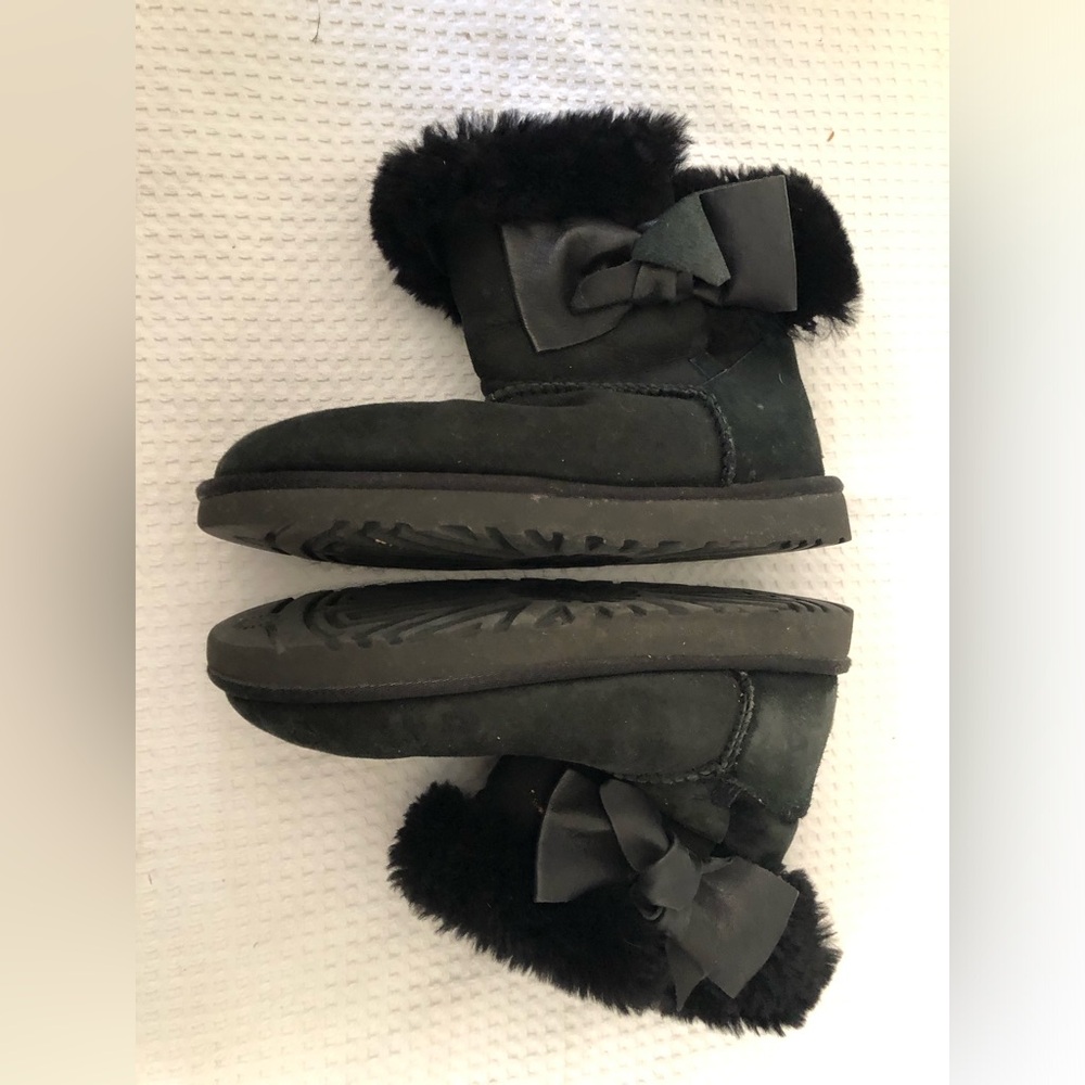 Black side Bow Uggs 8